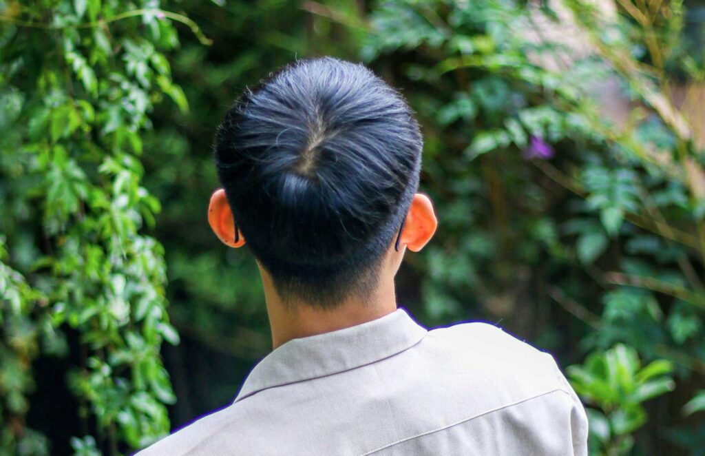 後ろ姿の男性