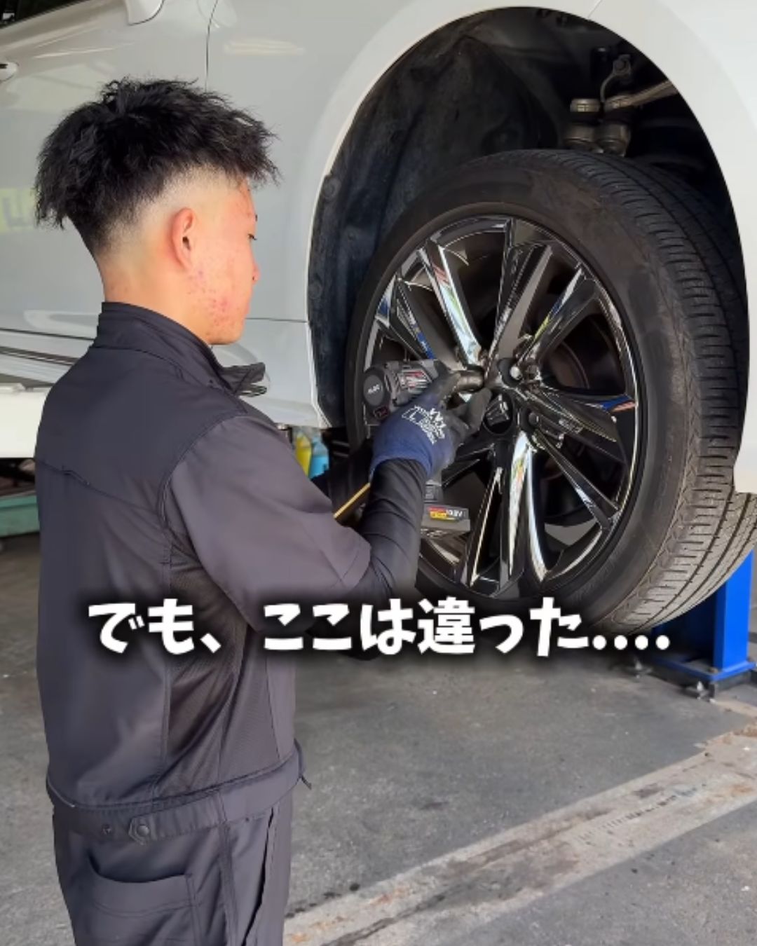 寿モータースでタイヤまわりを整備するスタッフ